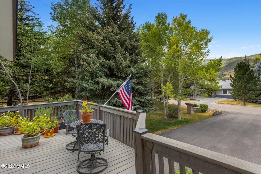 Mountain views, great outdoor living, and plenty of room for - photo 32