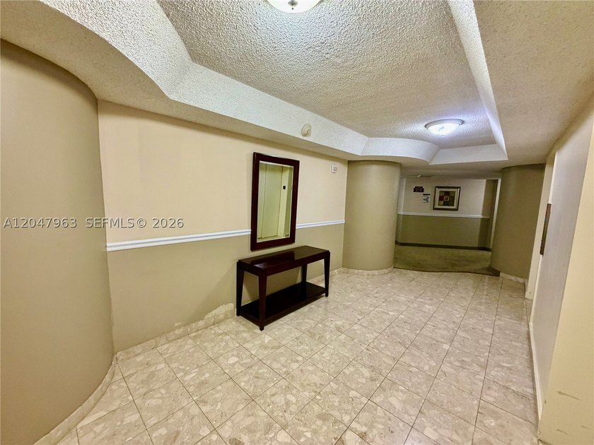 Welcome home to this spacious, and amazing 1/1.5 with water - photo 10