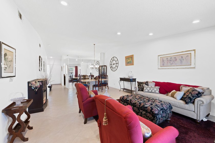 Welcome to this well-maintained 2-bedroom, 2-bathroom villa in - photo 4