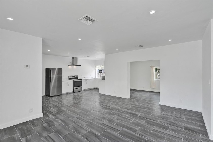 Bright, newly renovated 2-bed, 1-bath home plus versatile den in - photo 11