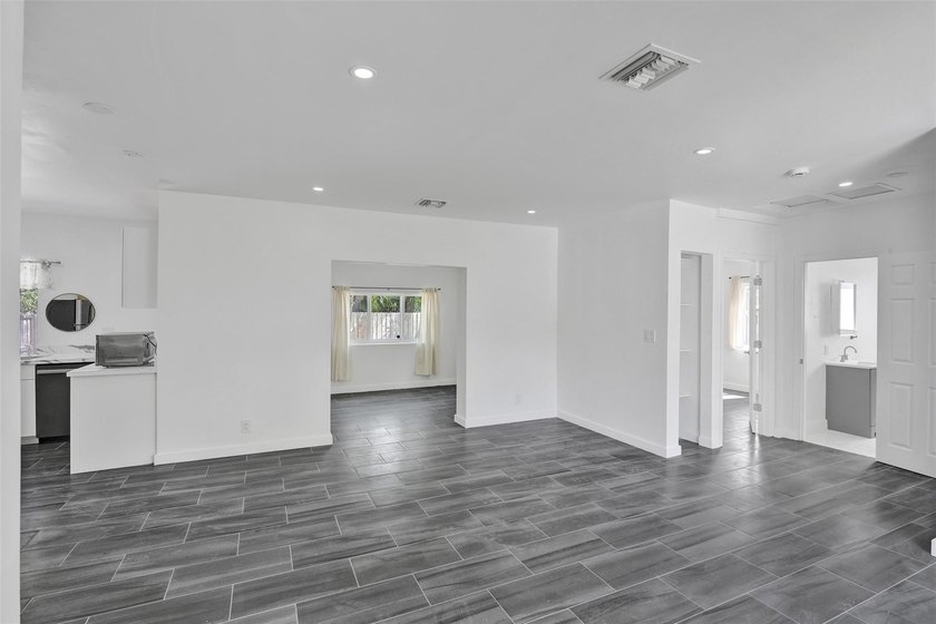 Bright, newly renovated 2-bed, 1-bath home plus versatile den in - photo 12