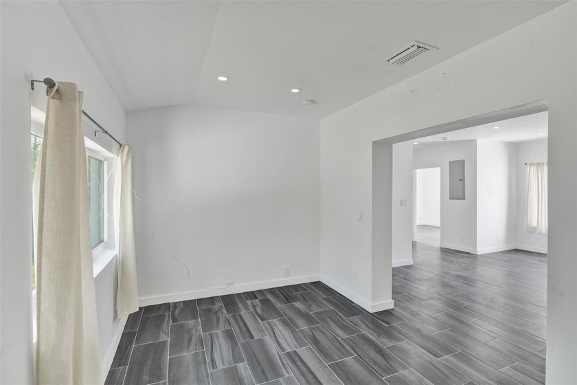 Bright, newly renovated 2-bed, 1-bath home plus versatile den in - photo 14