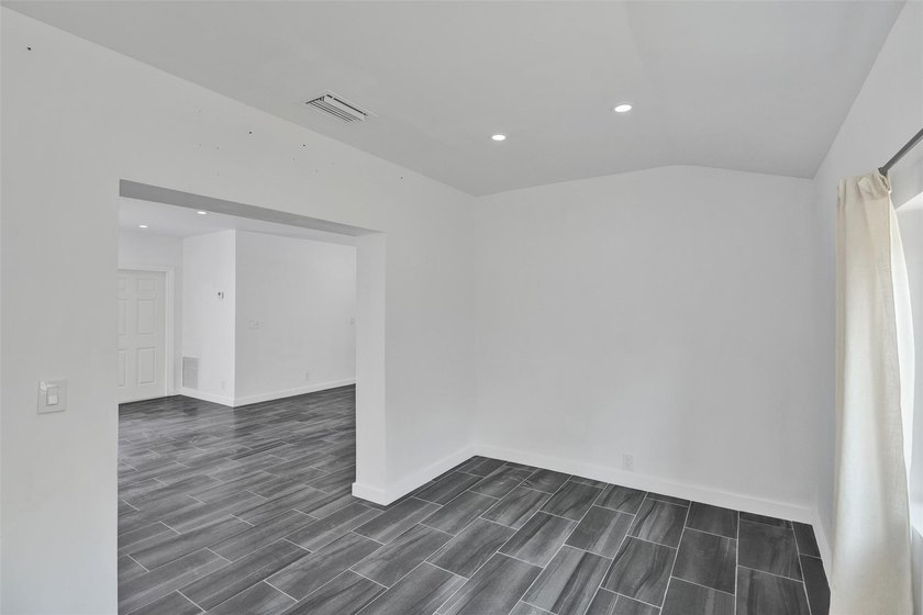 Bright, newly renovated 2-bed, 1-bath home plus versatile den in - photo 15