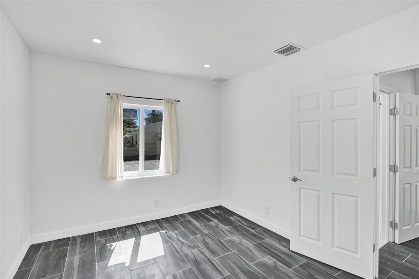 Bright, newly renovated 2-bed, 1-bath home plus versatile den in - photo 25