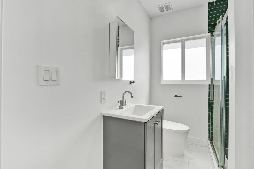 Bright, newly renovated 2-bed, 1-bath home plus versatile den in - photo 26