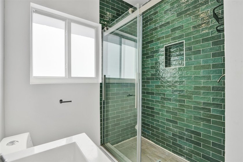 Bright, newly renovated 2-bed, 1-bath home plus versatile den in - photo 28