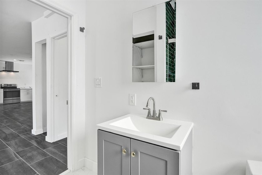 Bright, newly renovated 2-bed, 1-bath home plus versatile den in - photo 29