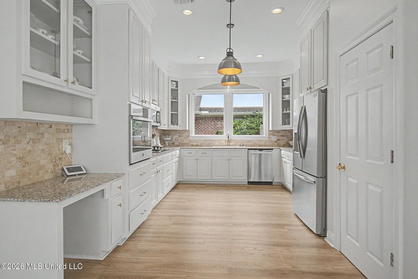 Rare find in the desirable Stanton Place, situated on a corner - photo 2