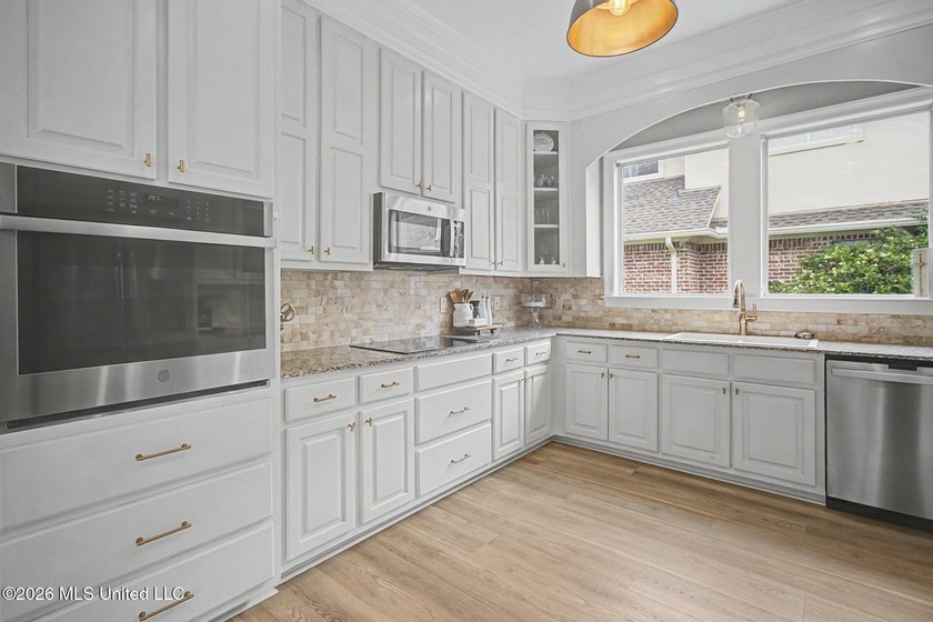 Rare find in the desirable Stanton Place, situated on a corner - photo 5