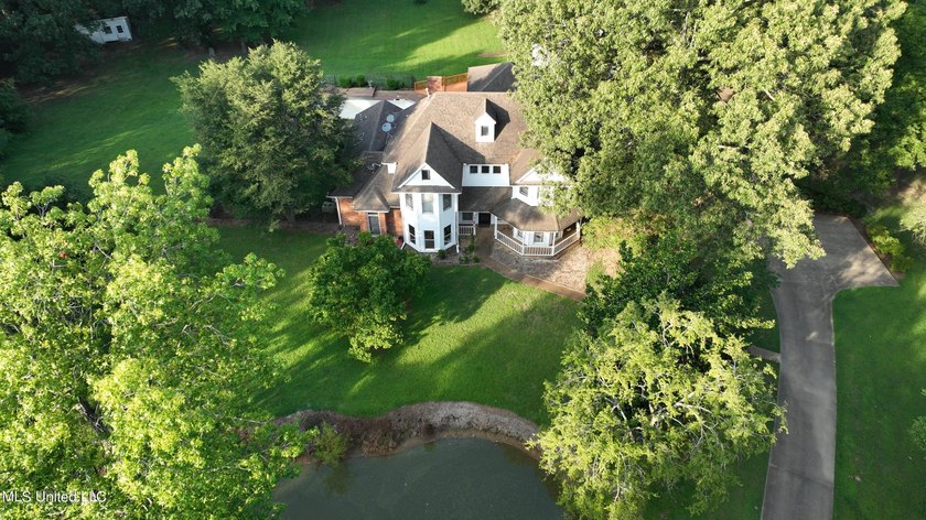 Beautiful Home nestled in the trees on 4.5 acres at the end of a - photo 2