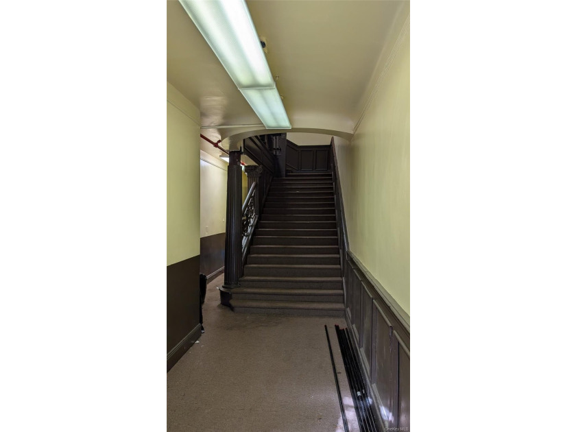 Multifamily building in need of gut renovation. Seven units - photo 3