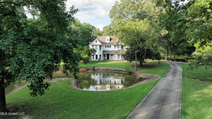 Beautiful Home nestled in the trees on 4.5 acres at the end of a - photo 4