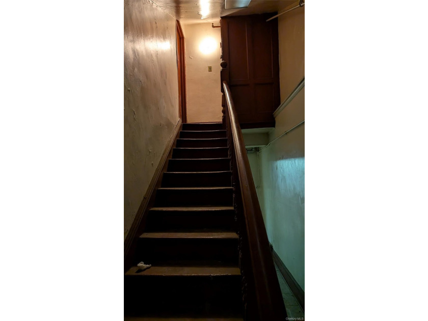 Multifamily building in need of gut renovation. Seven units - photo 4