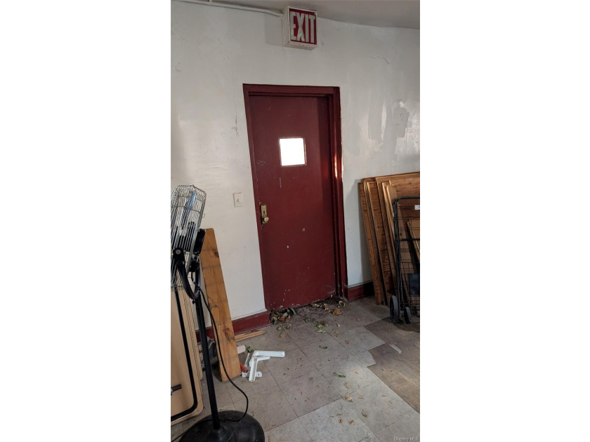 Multifamily building in need of gut renovation. Seven units - photo 7