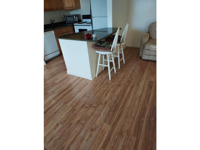 PET FRIENDLY! light filled corner unit - fully renovated with - photo 3