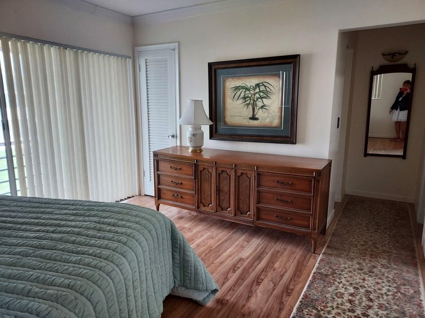 PET FRIENDLY! light filled corner unit - fully renovated with - photo 5