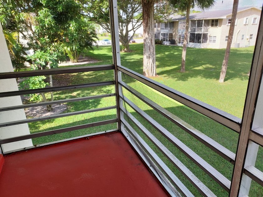 PET FRIENDLY! light filled corner unit - fully renovated with - photo 6