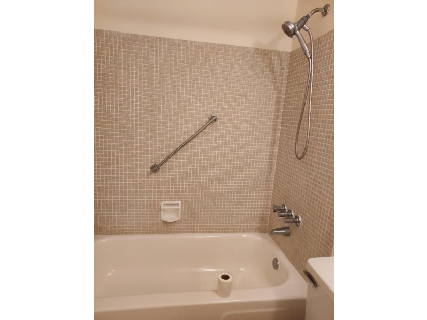 PET FRIENDLY! light filled corner unit - fully renovated with - photo 9
