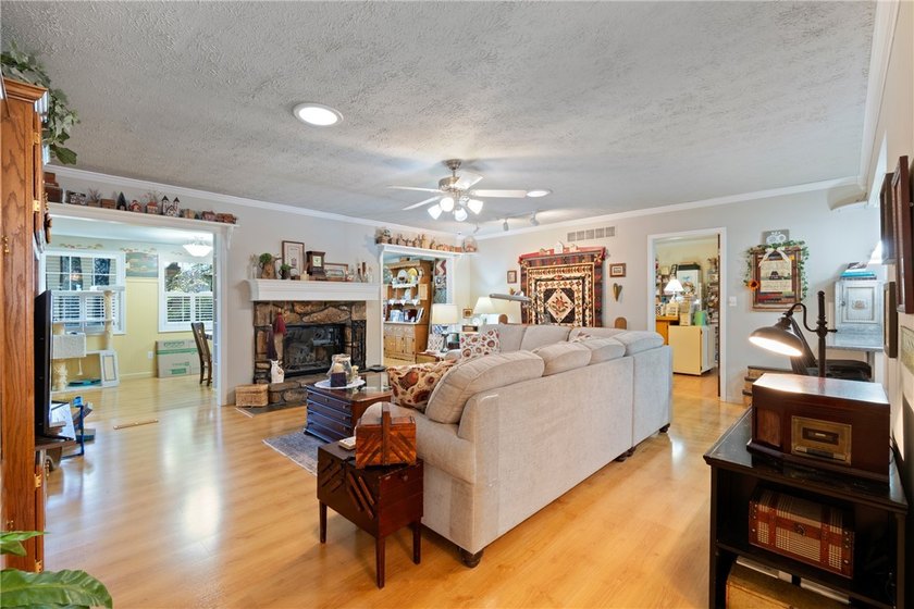 Welcome to your new home in the heart of the beautiful City of - photo 13
