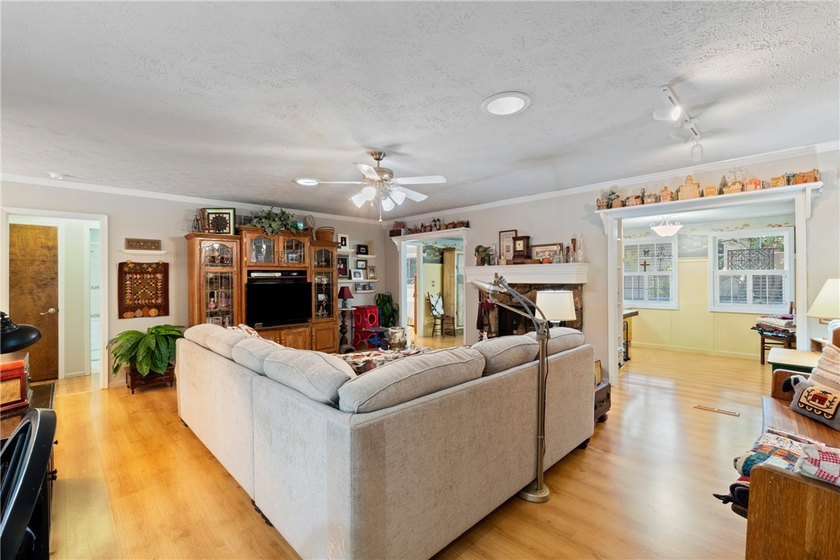 Welcome to your new home in the heart of the beautiful City of - photo 16