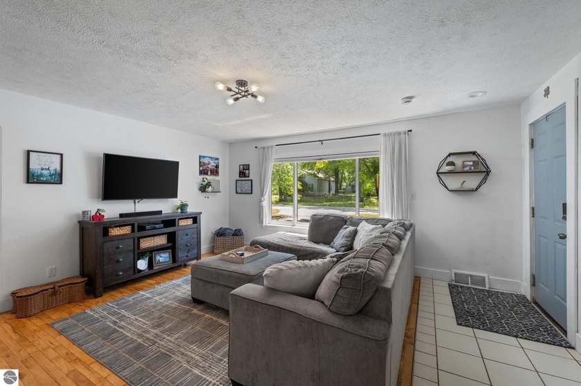 Enjoy the convenience of being just minutes from downtown - photo 6