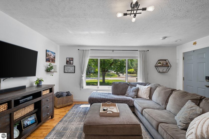 Enjoy the convenience of being just minutes from downtown - photo 8