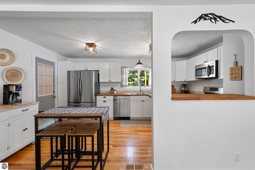 Enjoy the convenience of being just minutes from downtown - photo 9