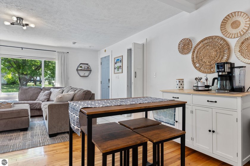 Enjoy the convenience of being just minutes from downtown - photo 10