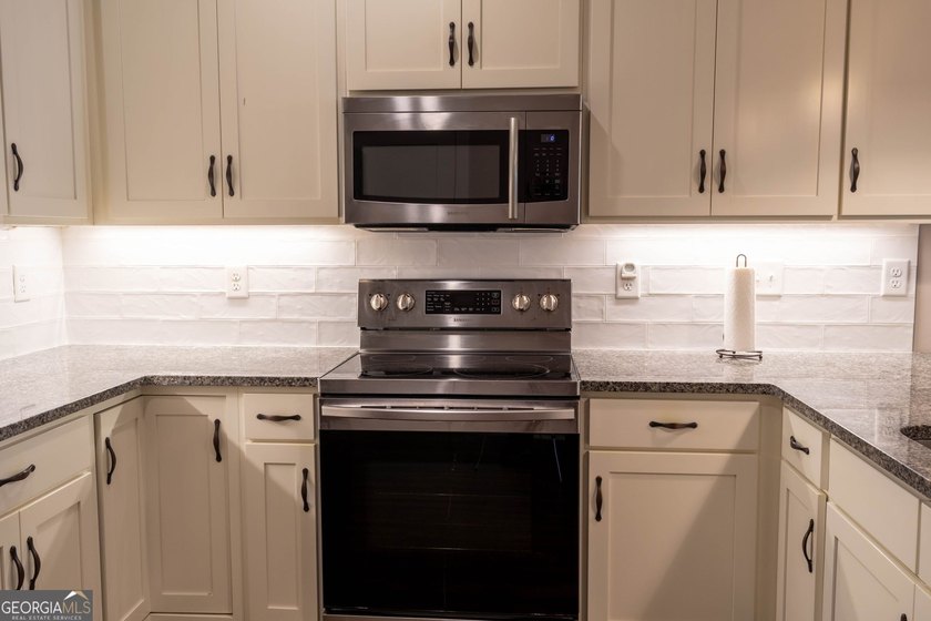 Welcome home to this amazing townhouse inside the city limits of - photo 27