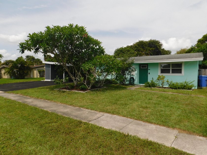 Welcome to this charming three-bedroom, one-bathroom - photo 3