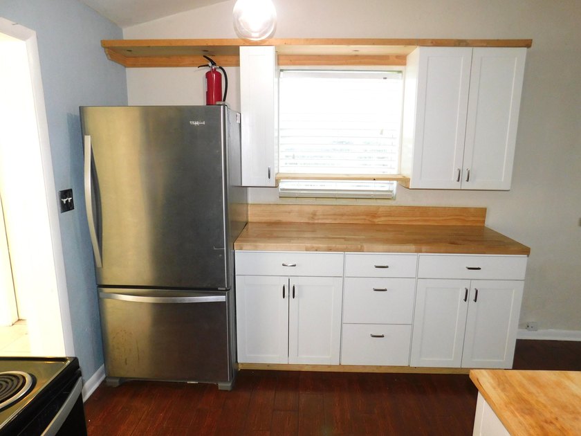 Welcome to this charming three-bedroom, one-bathroom - photo 6