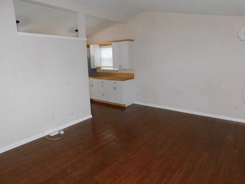 Welcome to this charming three-bedroom, one-bathroom - photo 8