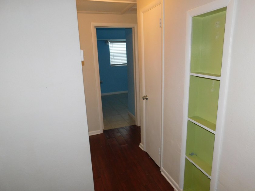 Welcome to this charming three-bedroom, one-bathroom - photo 9