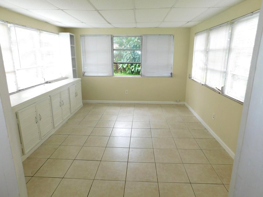 Welcome to this charming three-bedroom, one-bathroom - photo 10