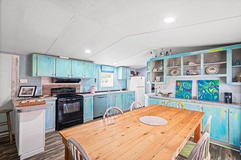 Charming Coastal Retreat with Room to Grow! Welcome to this - photo 7