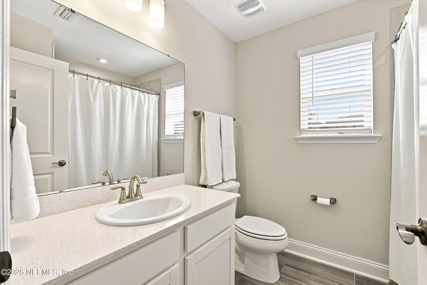 Beautifully maintained 4-bedroom home with sophisticated design - photo 22
