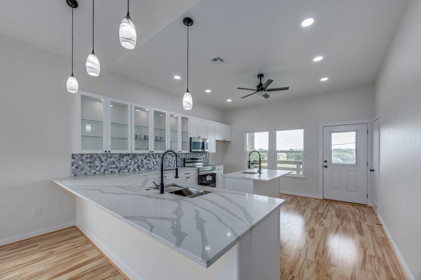Coastal Luxury Meets Modern Comfort in Holiday Beach - New - photo 10