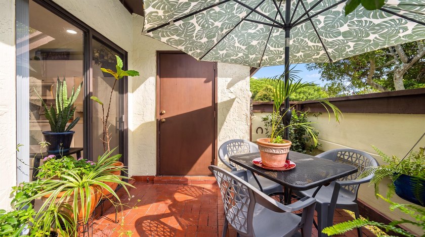 Welcome to this charming 2-bedroom, 2-bathroom villa situated in - photo 3