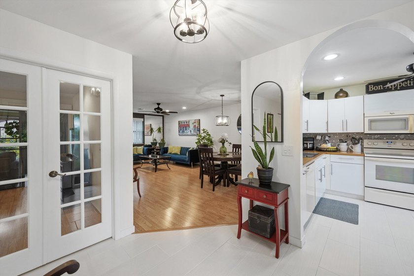 Welcome to this charming 2-bedroom, 2-bathroom villa situated in - photo 5