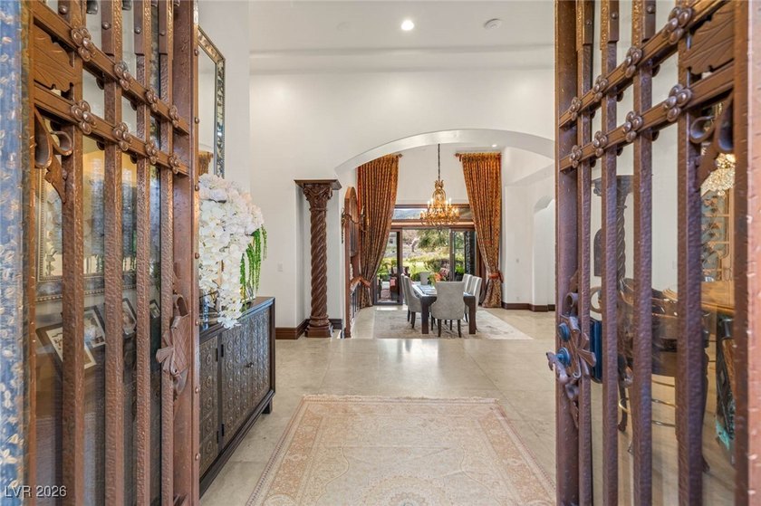 Timeless single-story custom estate with basement, offering 7 - photo 2