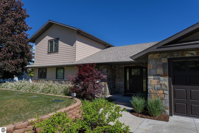 Stunning Waterfront home on Lake St. Helen. The open-floorplan - photo 7