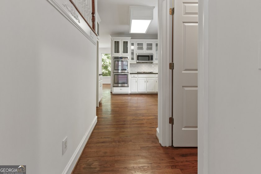 Beautiful home sitting on large cul-de-sac lot in high demand - photo 11
