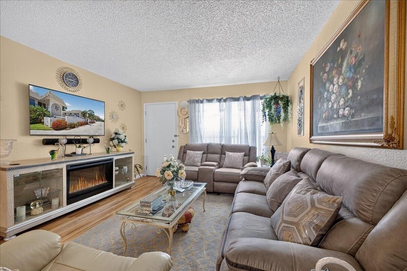 Welcome to this charming 2-bedroom, 2-bathroom condominium in - photo 6