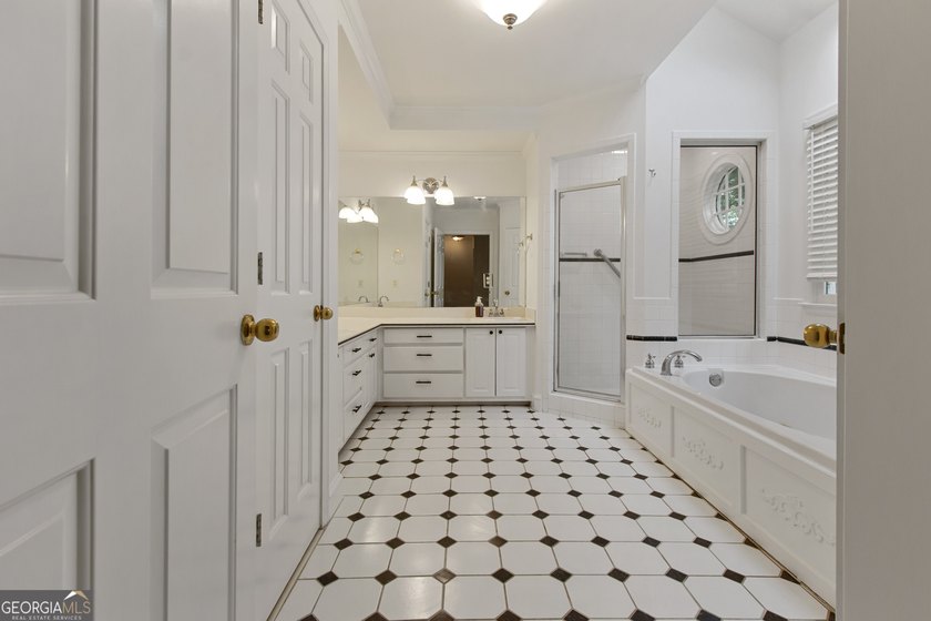 Beautiful home sitting on large cul-de-sac lot in high demand - photo 38