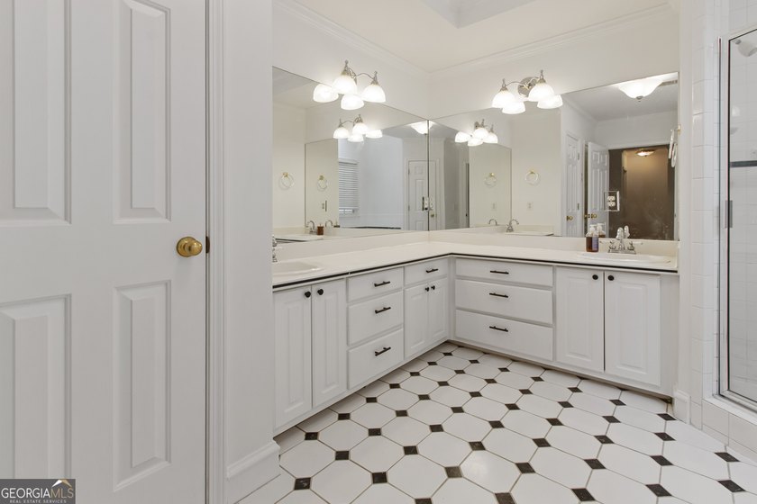 Beautiful home sitting on large cul-de-sac lot in high demand - photo 39