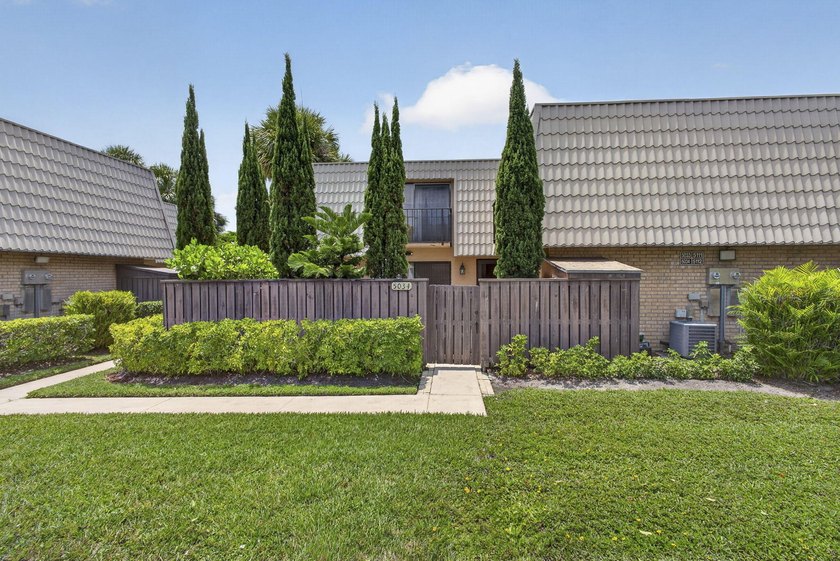 Affordable Move- In Ready Townhome in desirable Sandalwood Lakes - photo 2