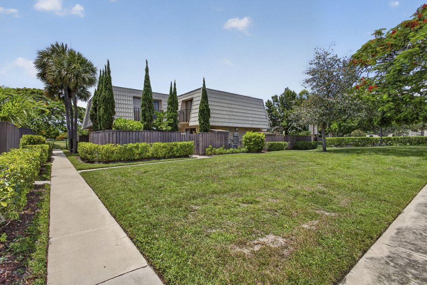 Affordable Move- In Ready Townhome in desirable Sandalwood Lakes - photo 3