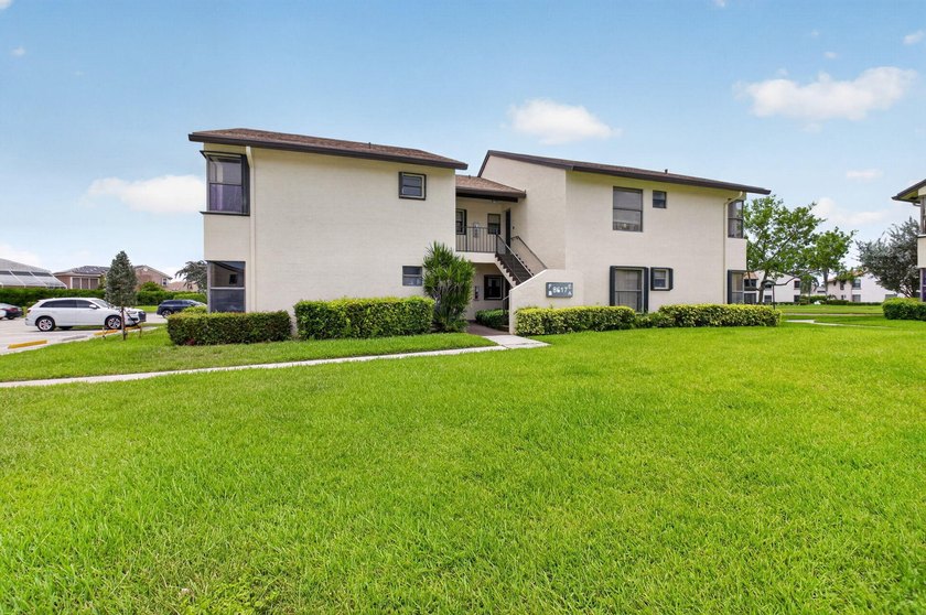 Experience comfort and convenience in this NEWLY RENOVATED - photo 2