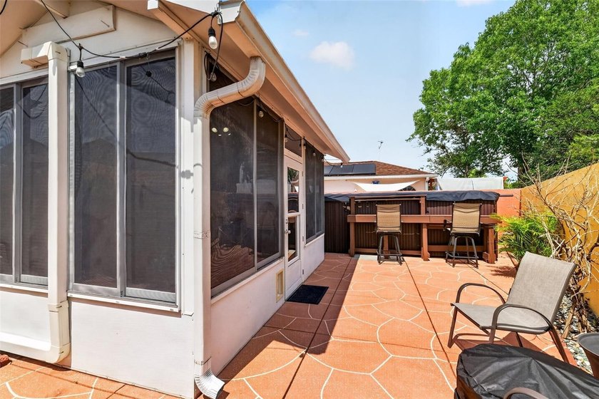 INCREDIBLY PRIVATE, TURNKEY + 4-SEATER GOLF CART, BLOCK and - photo 33