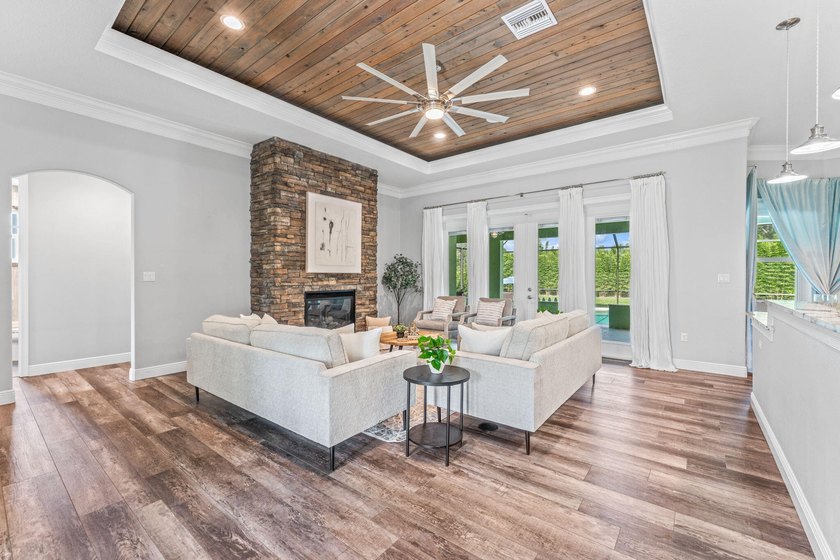Exceptional custom home on fenced 1.15ac in Oak Grove Estates - photo 10